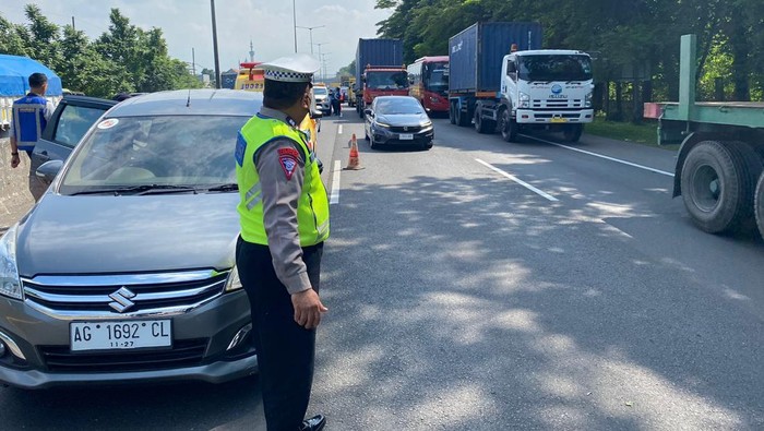 pengemudi  mobil meninggal mendadak di KM 14 Tol Waru-Gunungsari
