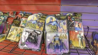 Ada juga beberapa figur Superhero yang bisa dibeli. Tampaknya karakter Superhero yang lebih banyak dijual yaitu Batman. Foto: onlyinyourstate.com
