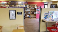 Toko komik dan kursi kafe untuk bersantai hanya dipisahkan oleh tembok pendek seperti ini. Sayangnya minuman dan makanan tidak bisa dibawa ke area toko komik. Foto: onlyinyourstate.com
