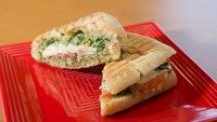  Selain kopi, salah satu menu makanan yang bisa dipesan yaitu sandwich ini yang berisi tomat, daging ayam, dilengkapi dengan bumbu racikan mereka. Foto: onlyinyourstate.com