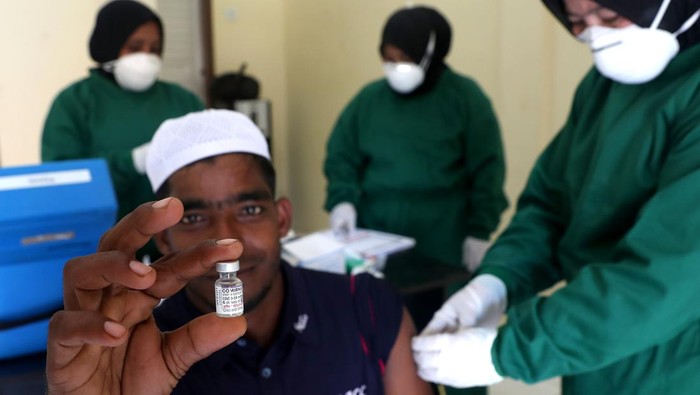 Sejumlah imigran Rohingya antre untuk mendapatkan vaksin COVID-19 di UPTD Dinas Sosial Aceh Rumoh Seujahtera Beujroh Meukaya, Aceh Besar, Aceh, Kamis (5/1/2023). Pemberian vaksin COVID-19 kepada 57 pengungsi Rohingya yang terdampar di pesisir Pantai Aceh Besar pada 25 Desember 2022 tersebut merupakan upaya pemerintah untuk mencegah penyebaran dan menjaga kekebalan tubuh para imigran yang berkegiatan, berdomisili, serta berinteraksi dengan masyarakat. ANTARA FOTO / Irwansyah Putra/YU