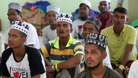 Sejumlah imigran Rohingya antre untuk mendapatkan vaksin COVID-19 di UPTD Dinas Sosial Aceh Rumoh Seujahtera Beujroh Meukaya, Aceh Besar, Aceh, Kamis (5/1/2023). Pemerintah berupaya untuk memberikan vaksin COVID-19 kepada 57 pengungsi Rohingya yang terdampar di pesisir Pantai Aceh Besar sejak 25 Desember 2022 lalu.
