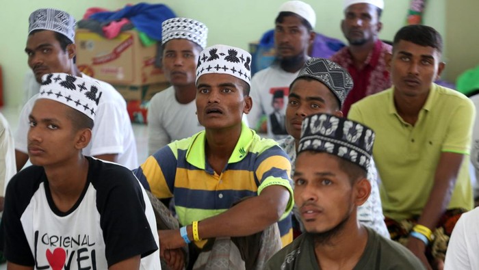 Sejumlah imigran Rohingya antre untuk mendapatkan vaksin COVID-19 di UPTD Dinas Sosial Aceh Rumoh Seujahtera Beujroh Meukaya, Aceh Besar, Aceh, Kamis (5/1/2023). Pemberian vaksin COVID-19 kepada 57 pengungsi Rohingya yang terdampar di pesisir Pantai Aceh Besar pada 25 Desember 2022 tersebut merupakan upaya pemerintah untuk mencegah penyebaran dan menjaga kekebalan tubuh para imigran yang berkegiatan, berdomisili, serta berinteraksi dengan masyarakat. ANTARA FOTO / Irwansyah Putra/YU