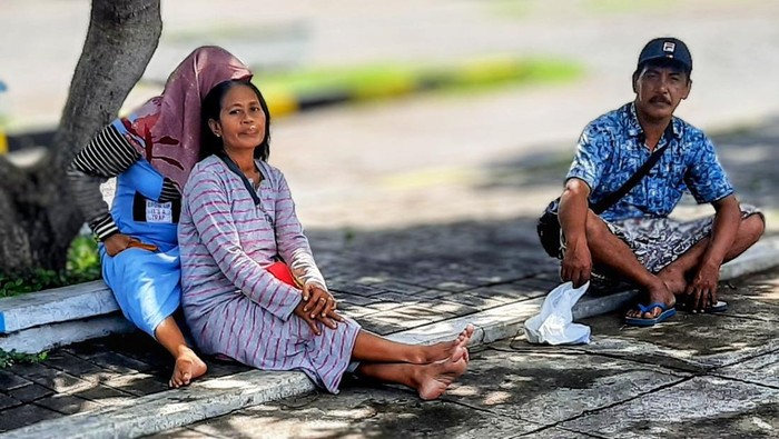 penumpang di pelabuhan jangkar situbondo tak bisa pulang karena cuaca ekstrem