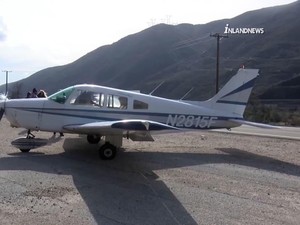 Mesin Pesawat Rusak, Pilot Remaja Ini Mendarat Darurat di Jalan Raya