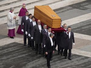 Puluhan Ribu Pelayat Hadiri Pemakaman Paus Emeritus Benediktus XVI