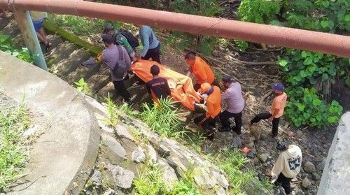 Petugas gabungan melakukan evakuasi jenazah laki-laki yang ditemukan terdampar di pantai belakang Pura Luhu Srijong, Desa Antap, Kecamatan Selemadeg, Tabanan, Bali, pada Rabu (4/1/2023). (istimewa)