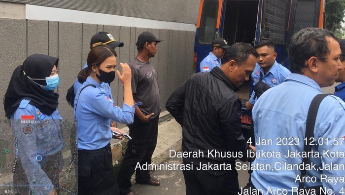 Petugas Sudinsos Jaksel amankan ODGJ (dok. Istimewa)