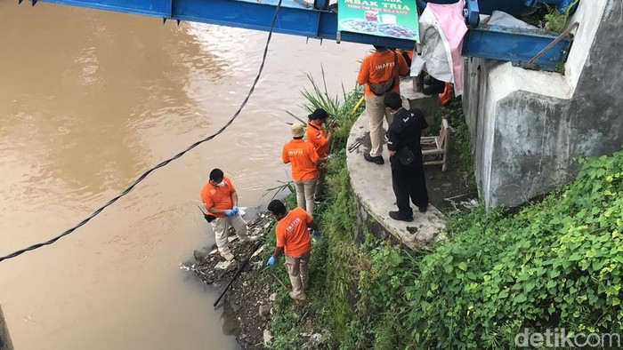 Polisi cari barang bukti laptop-CCTV jaksa KPK yang dimaling. Polisi menyusuri Kali Winongo, Jogja, Kamis (5/1/2023).