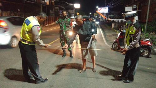 Polisi melakukan olah TKP terkait kecelakaan maut di Jalan Raya Singaraja-Amlapura, wilayah Banjar Dinas Bale Agung, Desa Kerobokan, Kecamatan Sawan, Kabupaten Buleleng, Bali, Rabu (4/1/2023).