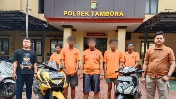 Polisi menangkap komplotan begal di Tambora, Jakarta Barat.