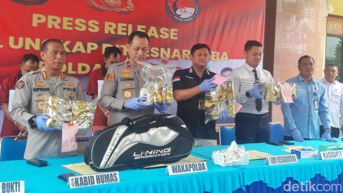 Polisi menunjukkan barang bukti 20 kilogram asal Malaysia di Polda Sumsel. (Prima Syahbana/detikSumut)