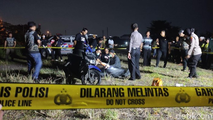 Polisi olah TKP di lapangan penemuan mayat di Sidoarjo