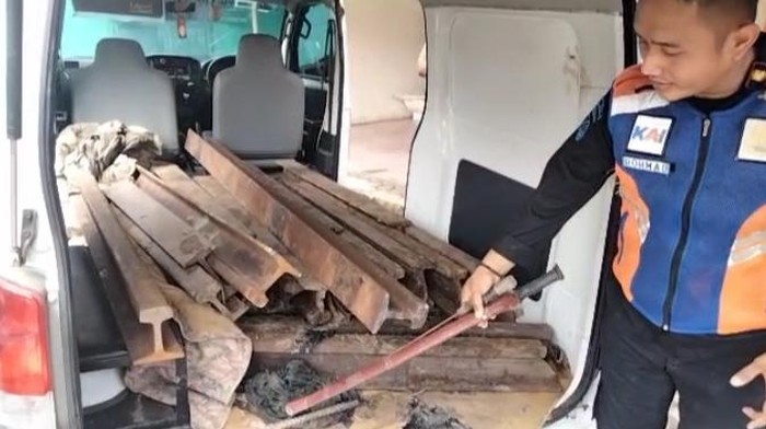 Polsuska saat mengamankan barang bukti rel kereta api yang hendak dicuri dan diangkut menggunakan ambulans. (Foto: Istimewa)