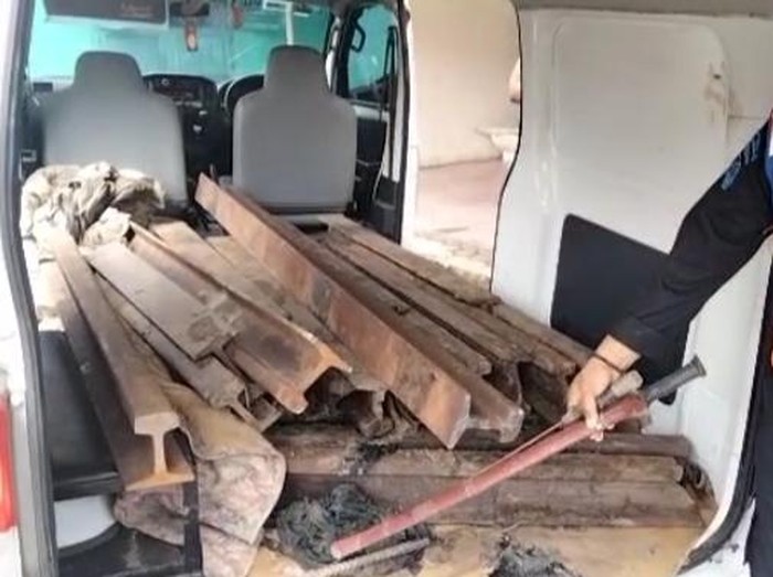 Polsuska saat mengamankan barang bukti rel kereta api yang hendak dicuri dan diangkut menggunakan ambulans. (Foto: Istimewa)