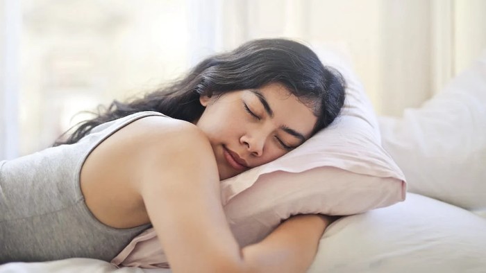 Ilustrasi posisi tidur saat darah tinggi.