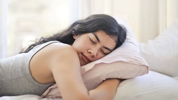 Ilustrasi posisi tidur saat darah tinggi.