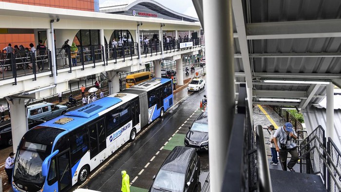 Petugas berjalan di jalur integrasi menuju halte TransJakarta, Jatinegara, Jakarta Timur, Rabu (4/1/2023). PT TransJakarta mengoperasikan Halte TranJakarta 2 yang berintegrasi dengan Stasiun Kereta Api Jatinegara untuk mempermudah penumpang berpindah setelah menggunakan moda bus menuju kereta api ataupun sebaliknya. ANTARA FOTO/M Risyal Hidayat/hp.
