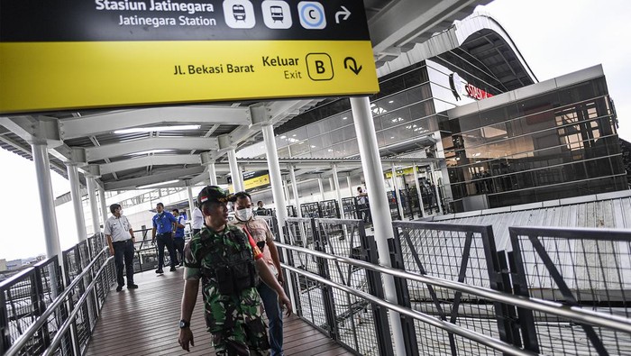 Petugas berjalan di jalur integrasi menuju halte TransJakarta, Jatinegara, Jakarta Timur, Rabu (4/1/2023). PT TransJakarta mengoperasikan Halte TranJakarta 2 yang berintegrasi dengan Stasiun Kereta Api Jatinegara untuk mempermudah penumpang berpindah setelah menggunakan moda bus menuju kereta api ataupun sebaliknya. ANTARA FOTO/M Risyal Hidayat/hp.