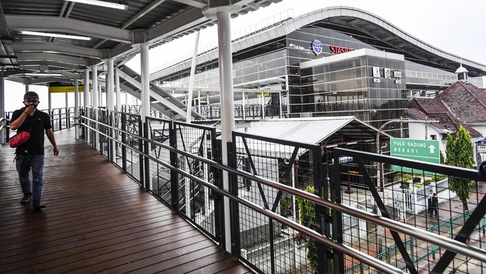 Potret Halte Integrasi TiJe-Stasiun Jatinegara, Penumpang Bisa Sat Set Petugas berjalan di jalur integrasi menuju halte TransJakarta, Jatinegara, Jakarta Timur, Rabu (4/1/2023). PT TransJakarta mengoperasikan Halte TranJakarta 2 yang berintegrasi dengan Stasiun Kereta Api Jatinegara untuk mempermudah penumpang berpindah setelah menggunakan moda bus menuju kereta api ataupun sebaliknya. ANTARA FOTO/M Risyal Hidayat/hp.