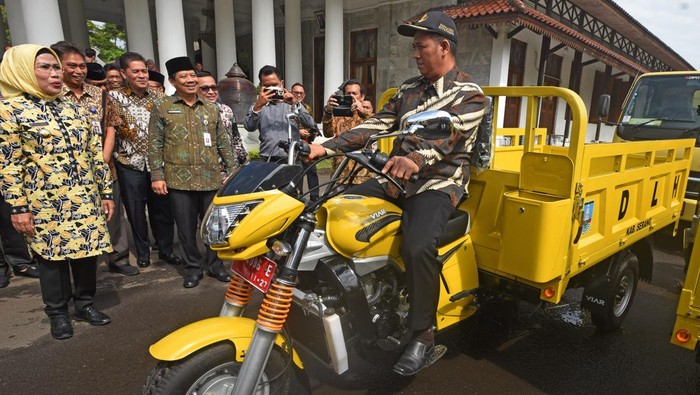 Puluhan petugas pengangkut sampah mencoba kendaraan baru saat pelepasan armada truk dan motor roda tiga pengangkut sampah di Serang, Banten, Kamis (5/1/2023). Pemkab Serang menambah puluhan truk dan motor roda tiga untuk mengatasi lonjakan volume sampah di area publik setelah PPKM (Pemberlakuan Pemabatasan Kegiatan Masyarakat) ditiadakan sejak sebulan terakhir. ANTARA FOTO/Asep Fathulrahman/YU
