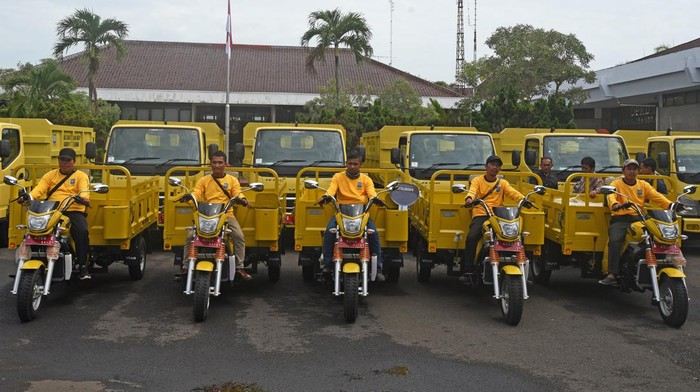 Potret Truk-Motor Roda Tiga Baru untuk Atasi Lonjakan Sampah di Serang Puluhan petugas pengangkut sampah mencoba kendaraan baru saat pelepasan armada truk dan motor roda tiga pengangkut sampah di Serang, Banten, Kamis (5/1/2023). Pemkab Serang menambah puluhan truk dan motor roda tiga untuk mengatasi lonjakan volume sampah di area publik setelah PPKM (Pemberlakuan Pemabatasan Kegiatan Masyarakat) ditiadakan sejak sebulan terakhir. ANTARA FOTO/Asep Fathulrahman/YU