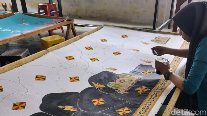 Proses membuat batik melayu khas Riau.