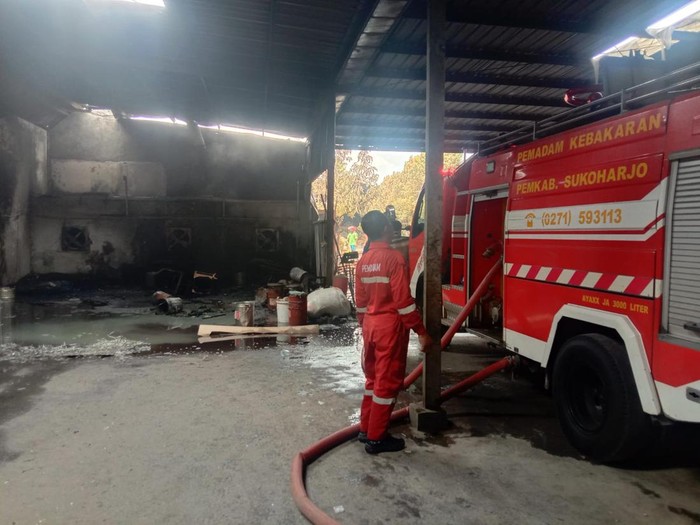Proses pemadaman di gudang PT Diras Concept, Desa Sraten, Kecamatan Gatak, Kabupaten Sukoharjo, yang terbakar, Kamis (5/1/2023).