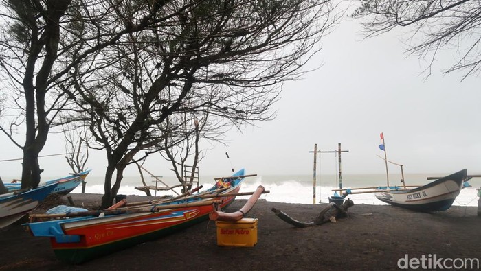 Puluhan kapal nelayan yang terparkir di Pantai Baru, Kapanewon Srandakan, Bantul, Kamis (5/1/2023).