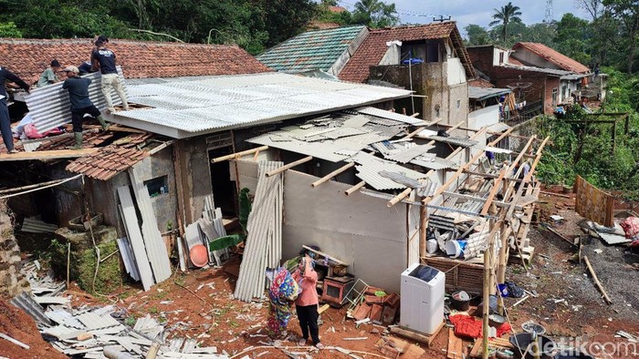 Puluhan rumah di Ciamis rusak diterjang angin kencang.
