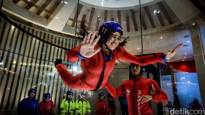 Buat kamu yang suka kegiatan-kegiatan menantang dan memacu adrenalin, kamu harus mencoba merasakan sensasi terbang di iFLY Trans Studio Cibubur.