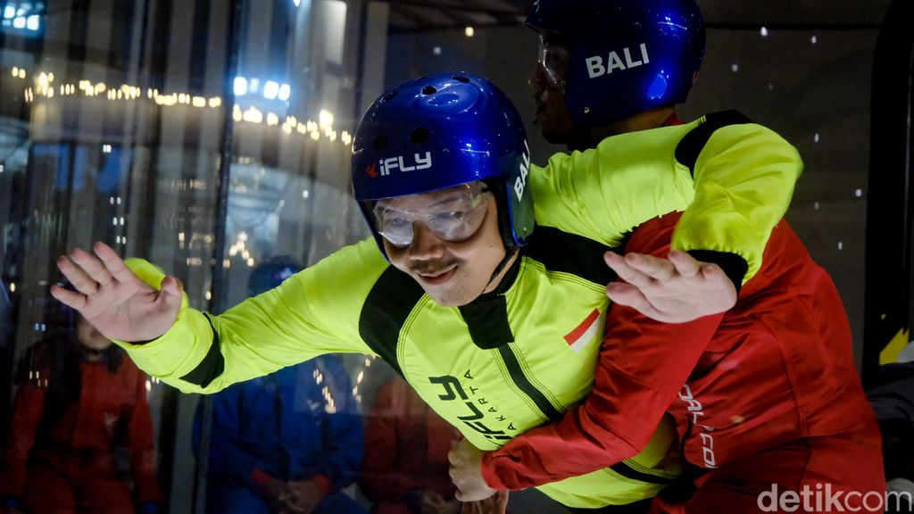 Buat kamu yang suka kegiatan-kegiatan menantang dan memacu adrenalin, kamu harus mencoba merasakan sensasi terbang di iFLY Trans Studio Cibubur.