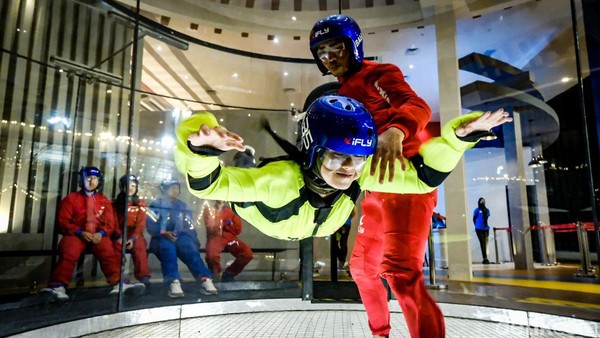 Tavelers dapat merasakan pengalaman terbang dengan aman dan nyaman karena dibantu instruktur profesional dan peralatan standar indoor skydiving. Tavelers dapat merasakan pengalaman terbang dengan aman dan nyaman karena dibantu instruktur profesional dan peralatan standar indoor skydiving.