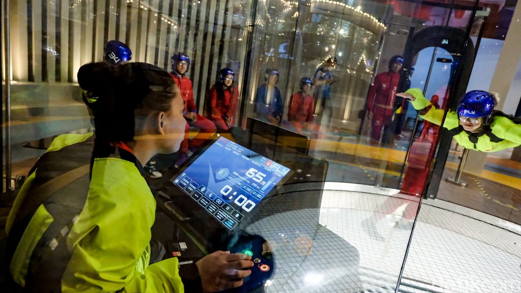 Buat kamu yang suka kegiatan-kegiatan menantang dan memacu adrenalin, kamu harus mencoba merasakan sensasi terbang di iFLY Trans Studio Cibubur.