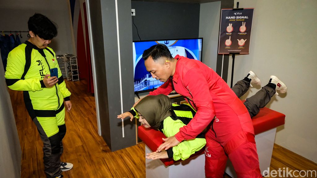 Buat kamu yang suka kegiatan-kegiatan menantang dan memacu adrenalin, kamu harus mencoba merasakan sensasi terbang di iFLY Trans Studio Cibubur.