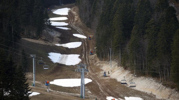 Resor Ski di Bosnia Mulai Kehilangan Salju General view over the ski track with only a few patches of snow on Bjelasnica mountain near Sarajevo, Bosnia, Wednesday, Jan. 4, 2023. (AP Photo/Armin Durgut)