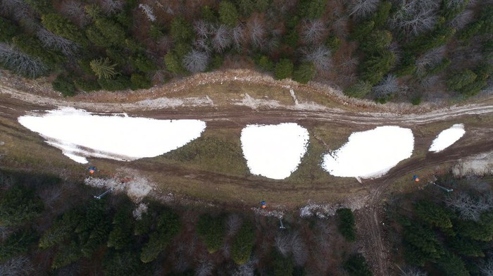 Resor Ski di Bosnia Mulai Kehilangan Salju General view over the ski track with only a few patches of snow on Bjelasnica mountain near Sarajevo, Bosnia, Wednesday, Jan. 4, 2023. (AP Photo/Armin Durgut)