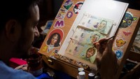 Seniman Sergio Diaz mengintervensi uang kertas peso Argentina dengan potret karakter dari film Harry Potter, saat ia menilai kembali uang kertas tersebut dengan mengubahnya menjadi karya seni melawan inflasi Argentina yang terus meningkat, di Salta, Argentina, Jumat (30/12/2022).  