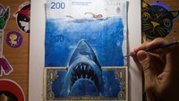 Dengan inflasi tahunan yang kemungkinan mendekati 100% tahun lalu, denominasi terbesar mata uang Argentina, uang kertas 1.000 peso, bernilai sekitar $5,60 secara resmi atau hanya $3 di pasar paralel yang biasa digunakan untuk menghindari kontrol modal.  