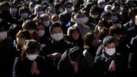 Setiap awal tahun, masyarakat Jepang akan berdoa terlebih dahulu di kuil sebelum mereka bekerja di tahun baru.  