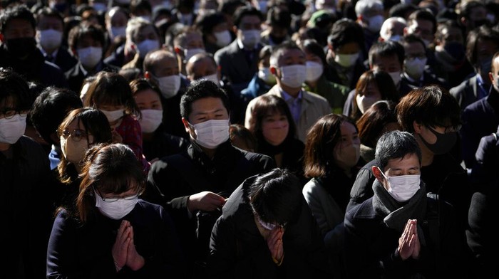 Ribuan Warga Jepang Berdoa di Hari Pertama Kerja Awal Tahun Visitors offer prayers at Kanda Myojin shrine on the first business day of the year Wednesday, Jan. 4, 2023, in Tokyo. (AP Photo/Eugene Hoshiko)