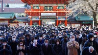 Pengunjung berdoa di kuil Kanda Myojin pada hari pertama kerja di Tokyo, Jepang, Rabu (4/1/2023).  
