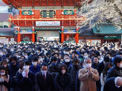 Momen Ribuan Warga Jepang Berdoa di Hari Pertama Kerja Awal Tahun