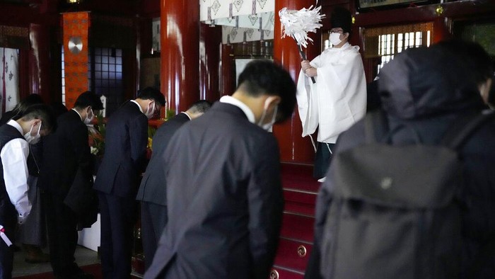 Ribuan Warga Jepang Berdoa di Hari Pertama Kerja Awal Tahun Visitors offer prayers at Kanda Myojin shrine on the first business day of the year Wednesday, Jan. 4, 2023, in Tokyo. (AP Photo/Eugene Hoshiko)
