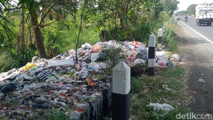 Ruas jalan nasional Jalan Jogja-Solo di Kecamatan Ceper, Klaten, jadi tempat pembuangan sampah liar, Kamis (5/1/2023).