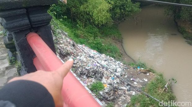 Ruas jalan nasional Jalan Jogja-Solo di Kecamatan Ceper, Klaten, jadi tempat pembuangan sampah liar, Kamis (5/1/2023).