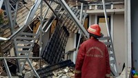 Korban luka tersebut telah dibawa ke rumah sakit sekitar. Karena ledakan itu, rumah-rumah di sekitarnya juga terdampak (Dok Damkar Depok)