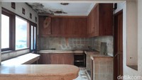Ruang dapur rumah Ibu Eny tampak tidak terawat. Dinding dapur sudah tidak berwarna dan atapnya sudah lapuk. (Foto: Ilham/detikcom)