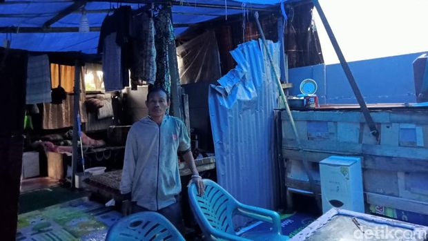 Rumah Kakek Dg Gewa yang tertimpa pohon tumbang di Makassar