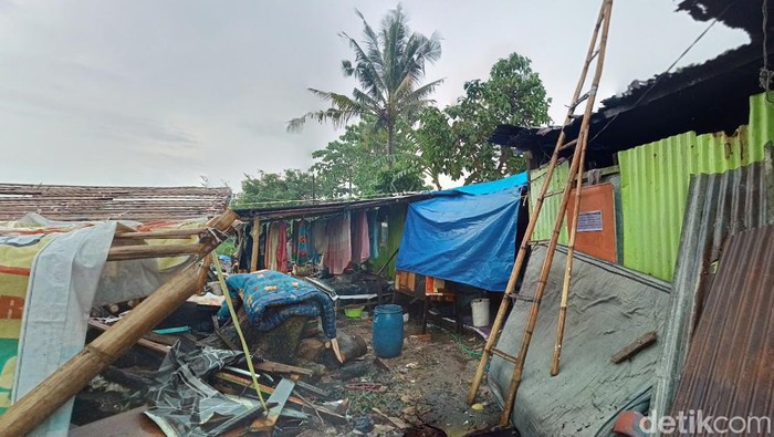 Rumah Kakek Dg Gewa yang tertimpa pohon tumbang di Makassar